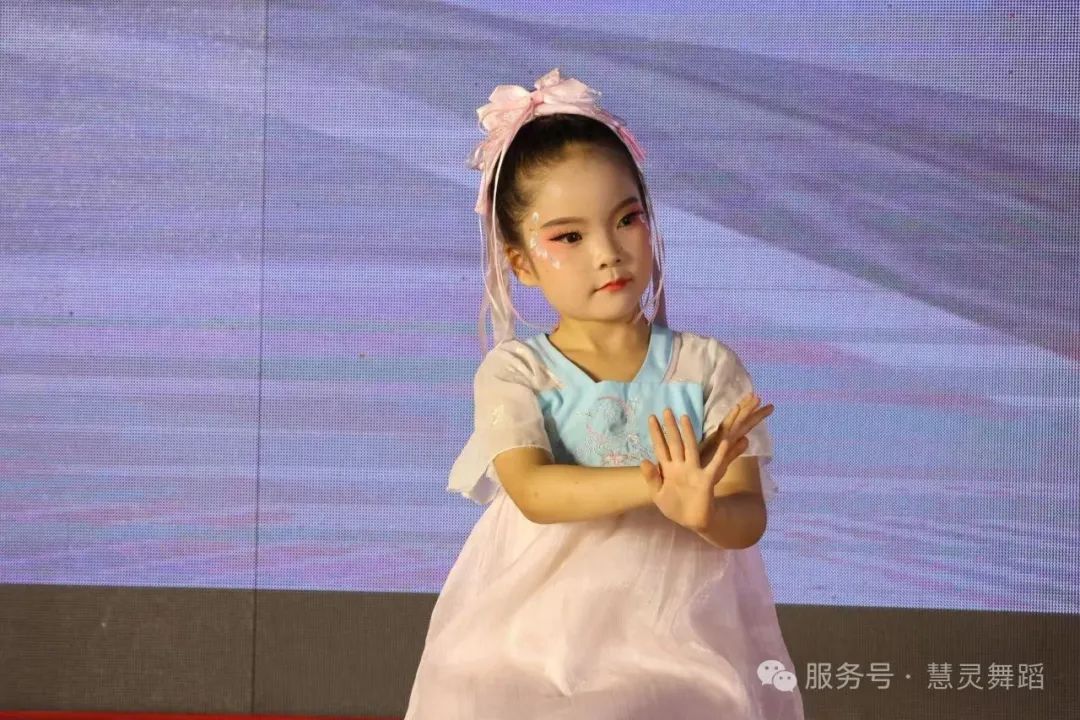 慧灵舞蹈首届独舞展示来袭，坚持舞蹈，用身体谱写自信坚韧、健康快乐的乐章！
